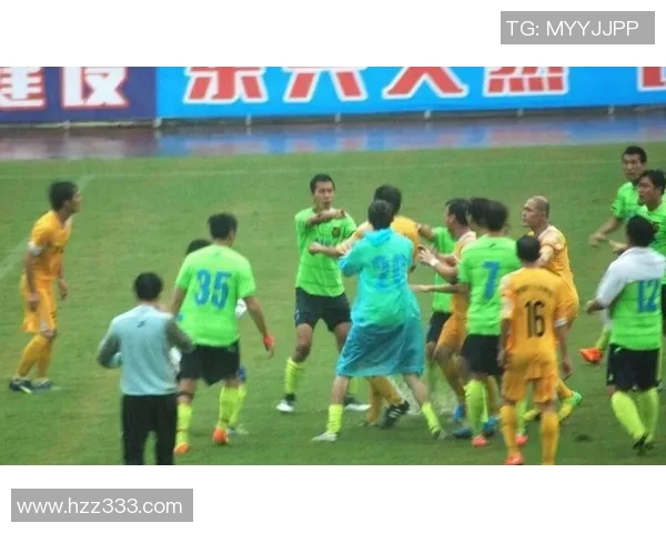 足球明星合影最新图片汇总展现球场传奇与友谊的瞬间