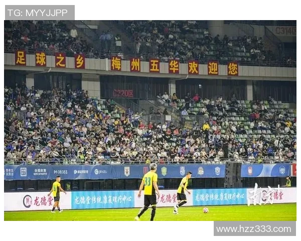 足球明星走进居民家中分享生活点滴与足球梦想的故事 足球明星走进居民家中分享生活点滴与足球梦想的故事